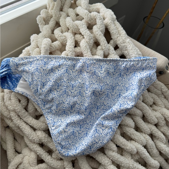 Victorias Secret scalloped edge bikini - Picture 2 of 7